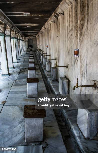 prayer preparation - rituelle-waschung-im-islam stock-fotos und bilder