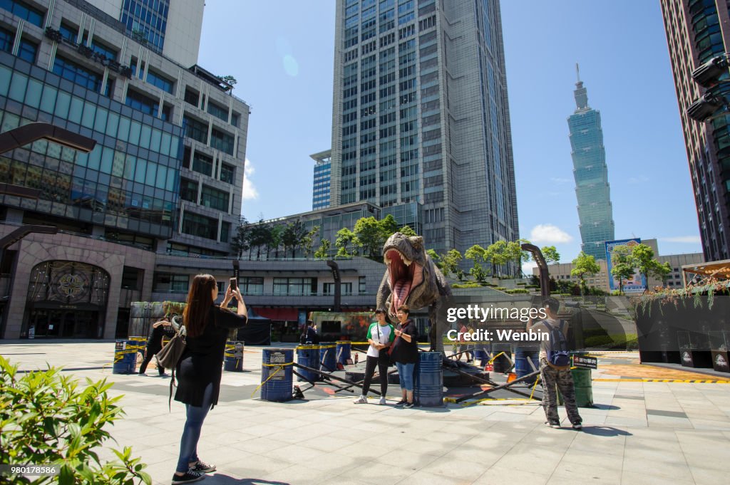 Personas tomar foto con el modelo del dinosaurio de Uni-President, Taipei