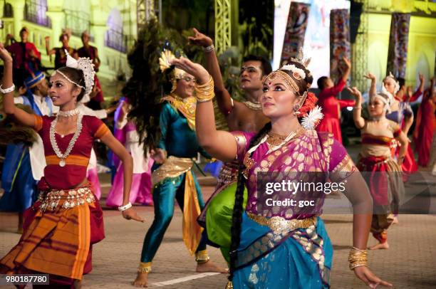 farben der malaysia-festival - malaysian culture stock-fotos und bilder