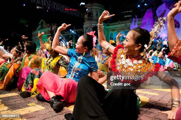 farben der malaysia-festival - malaysian culture stock-fotos und bilder
