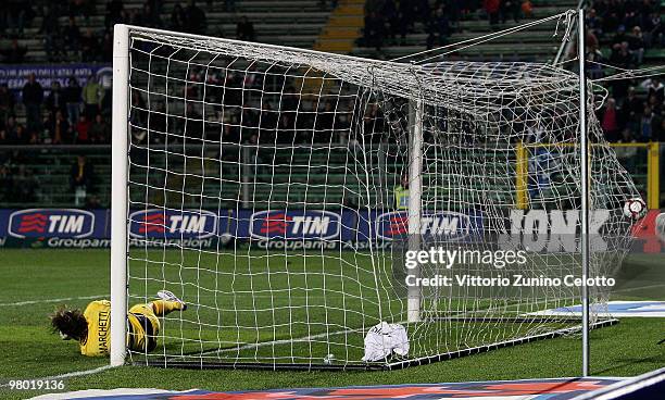 Zapata Jaime Valdes of Atalanta BC scores during the Serie A match between Atalanta BC and Cagliari Calcio at Stadio Atleti Azzurri d'Italia on March...