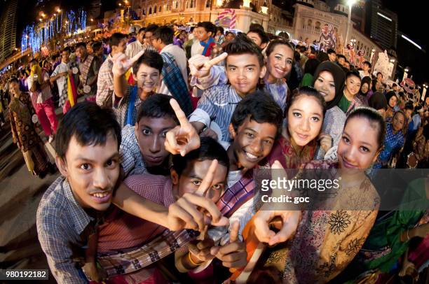 kleuren van maleisië festival - browns parade stockfoto's en -beelden