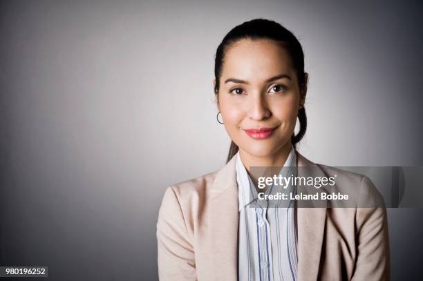 studio portraits of hispanic woman with long dark hair - leland bobbe foto e immagini stock