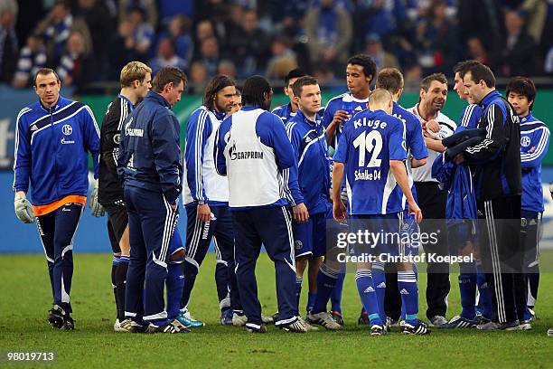 The team of Schalke get together during a break before extra time during the DFB Cup semi final match between FC Schalke 04 and FC Bayern Muenchen at...