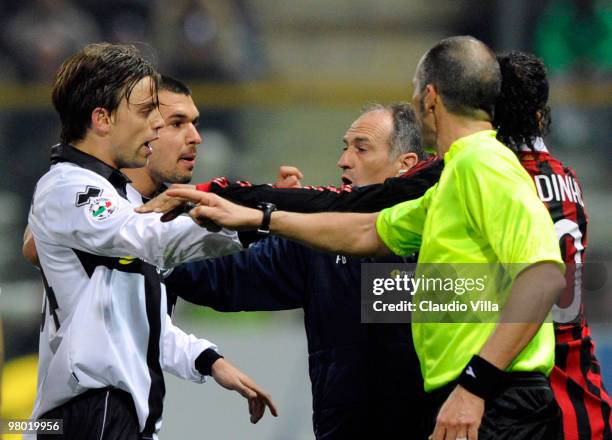 The referee attempts to intervene between the head coach of Parma FC Francesco Guidolin, Daniele Galloppa, Valeri Bojinov and Ronaldinho of AC Milan...