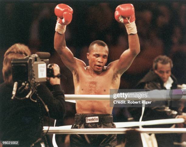 Sugar Ray Leonard celebrates following the Super Middleweight Title fight against Roberto Duran at Mirage Hotel & Casino on December 7, 1989 in Las...