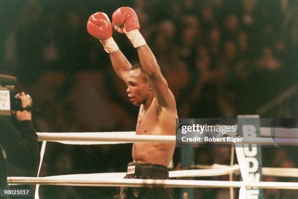 Sugar Ray Leonard celebrates following the Super Middleweight Title fight against Roberto Duran at Mirage Hotel & Casino on December 7, 1989 in Las...