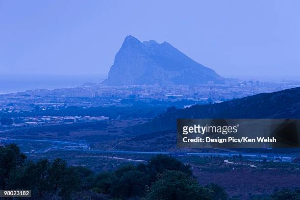 rock of gibraltar, la linea de la concepcion, cadiz province, spain - pedra de gibraltar - fotografias e filmes do acervo