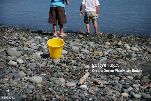 children on the water's edge - verwaltungsbezirk island county stock-fotos und bilder