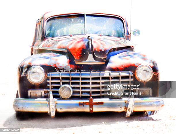 old abandoned rusting car - rusty old car fotografías e imágenes de stock