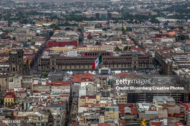 the mexican flag flies in front of the plaza de la constitucion (zocalo) in mexico city - constitucion imagens e fotografias de stock