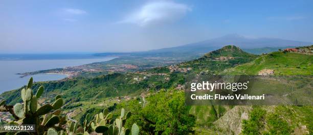 vista o sentiero dei saraceni, uma trilha sobre taormina (sicília, itália) - sentiero - fotografias e filmes do acervo
