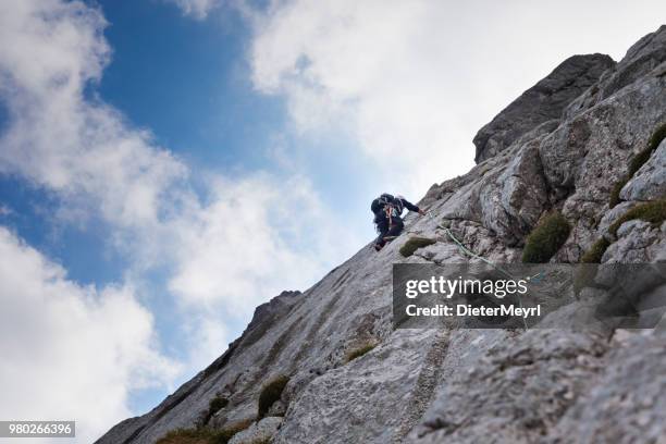 moutain kletterer im nationalpark berchtesgaden, mount hochkalter - dieter meyrl stock-fotos und bilder