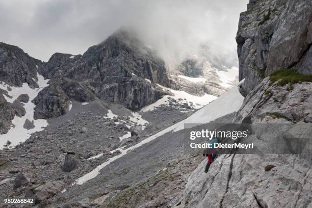 moutain kletterer im nationalpark berchtesgaden, mount hochkalter - dieter meyrl stock-fotos und bilder