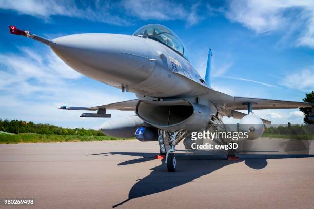 militär-jet flugzeuge f-16 - us air force stock-fotos und bilder