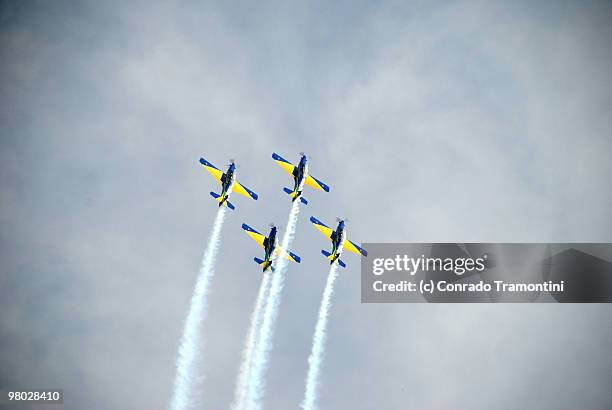 airplane acrobatics ascend to heaven - espectáculo aéreo fotografías e imágenes de stock