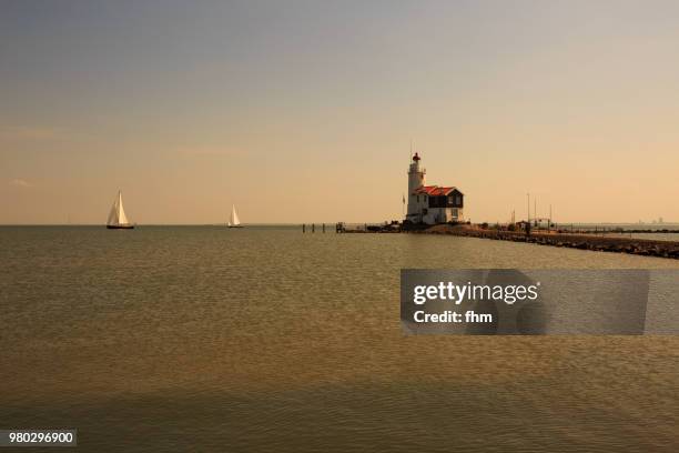 lighthouse paard van marken at sunset (marken, netherlands) - paard stock pictures, royalty-free photos & images