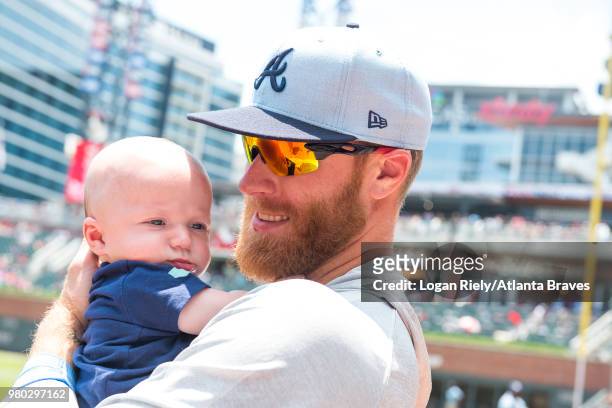 Mike Foltynewicz of the Atlanta Braves kisses his baby Jett before the game against the San Diego Padres at SunTrust Park on June 17 in Atlanta,...