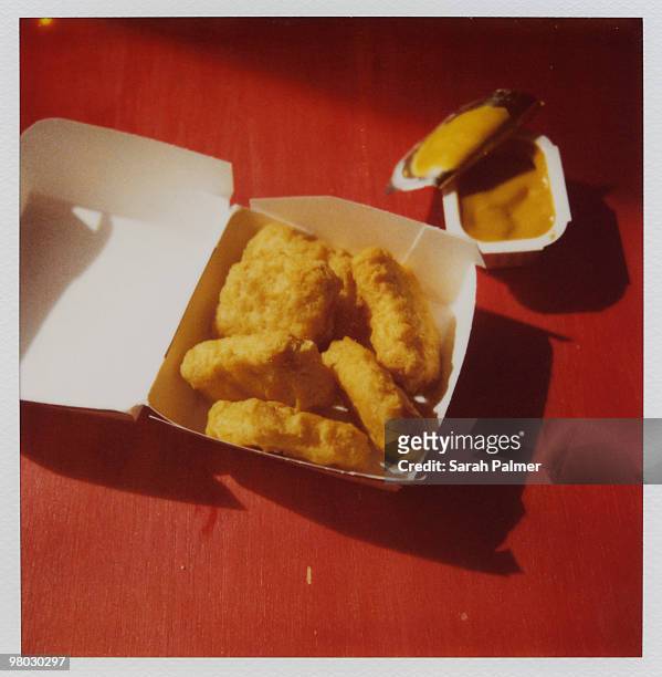 chicken nuggets and sauce - chicken nuggets stock-fotos und bilder