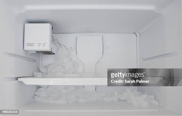 automatic ice maker malfunction - congelador fotografías e imágenes de stock