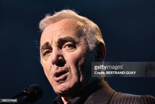 Le chanteur français Charles Aznavour se produit sur la scène du Palais des Congrès de Paris, le 16 avril 2004, lors du premier concert de sa tournée...