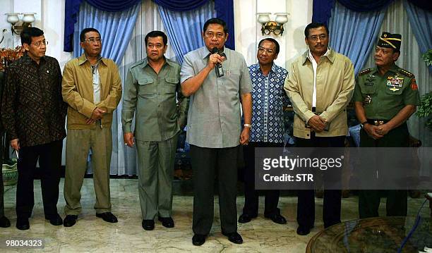 Indonesian President Susilo Bambang Yudhoyono stands with government officials as he addresses a press conference in Jakarta, 01 October 2005, after...