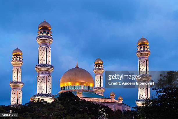 bolkiah mosque  at dusk - bandar seri begawan foto e immagini stock