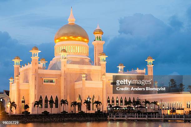 omar ali saifuddien mosque at dusk - sultan omar ali saifuddin mosque stock-fotos und bilder