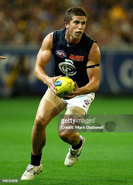 Marc Murphy of the Blues looks for a teammate during the round one AFL match between the Richmond Tigers and Carlton Blues at Melbourne Cricket...