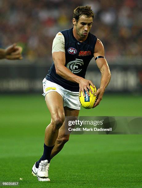 Andrew Walker of the Blues looks for a teammate during the round one AFL match between the Richmond Tigers and Carlton Blues at Melbourne Cricket...