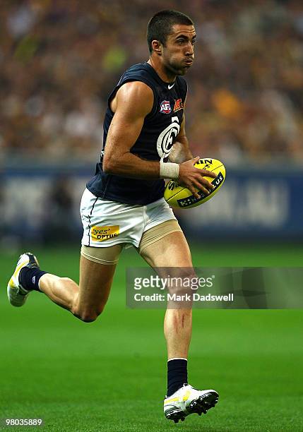Kade Simpson of the Blues looks for a teammate during the round one AFL match between the Richmond Tigers and Carlton Blues at Melbourne Cricket...