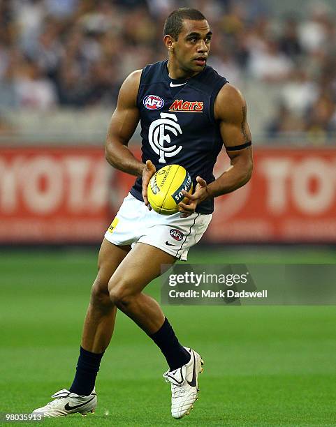 Chris Yarran of the Blues looks for a teammate during the round one AFL match between the Richmond Tigers and Carlton Blues at Melbourne Cricket...