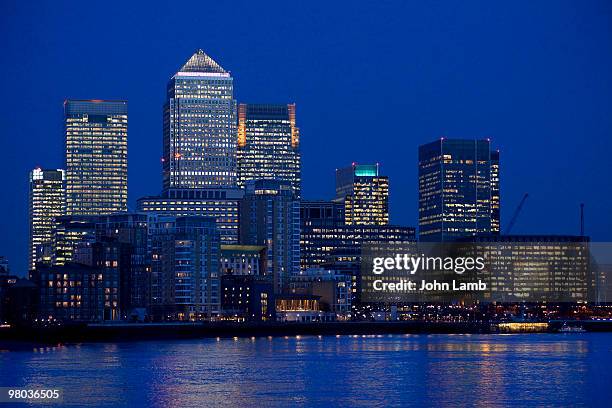 canary wharf at dusk - newpremiumuk stockfoto's en -beelden