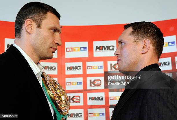 Ukrainian World heavyweight champion Vitali Klitschko poses with Polish challenger Albert Sosnowski during a press conference in the western German...