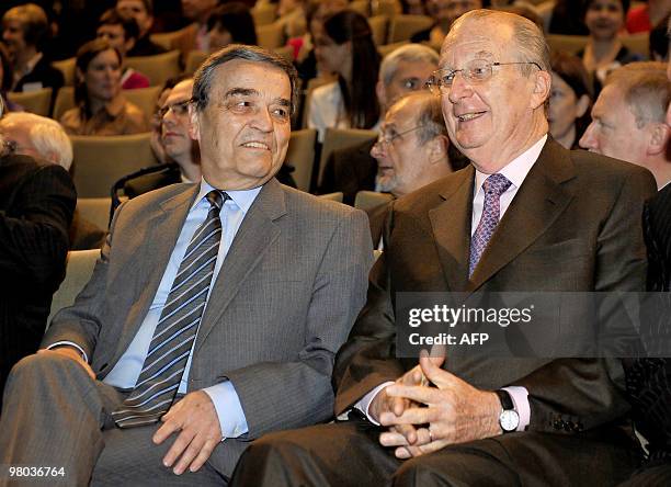 Mayor of Leuven Louis Tobback chat with King Albert II of Belgium during a visit at the 'Department of Human Genetics' in the Gasthuisberg site of...