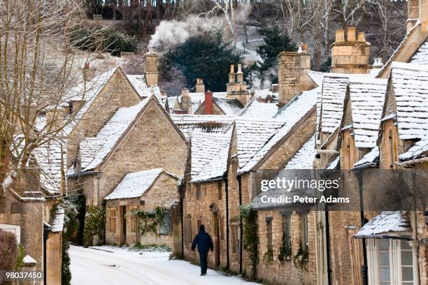 castle combe in the snow, cotswolds, wiltshire - コッツウォルズ ストックフォトと画像