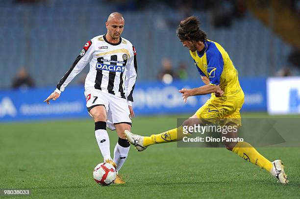 Luca Ariatti of Chievo competes with Simone Pepe of Udinese during the Serie A match between Udinese Calcio and AC Chievo Verona at Stadio Friuli on...
