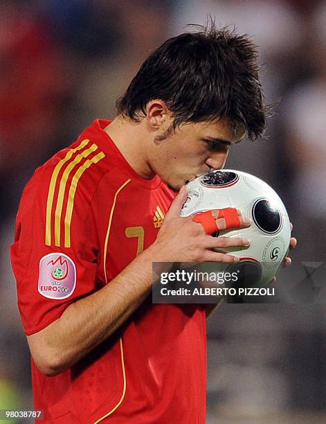 Spanish forward David Villa kisses the ball prior to the penalty shootouts during the Euro 2008 Championships quarter-final football match Spain vs....