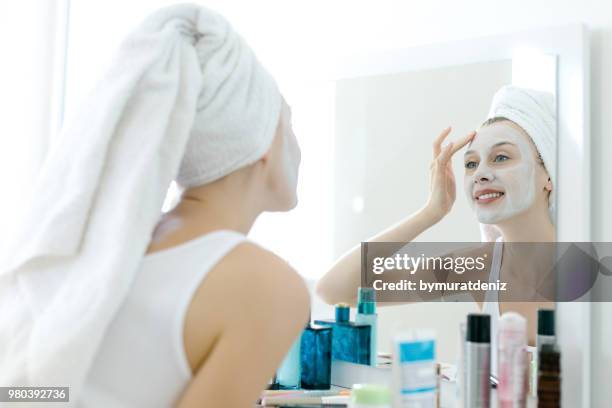 frau mit einer maske im gesicht - woman make up face wipes not men stock-fotos und bilder