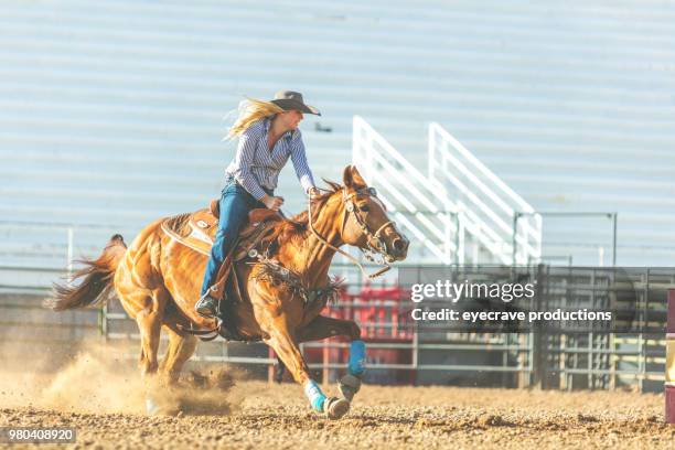 utah vaquera barril racing occidental de evento al aire libre y rodeo estampida rodeo montar a caballo, arreo de ganado - estampida fotografías e imágenes de stock