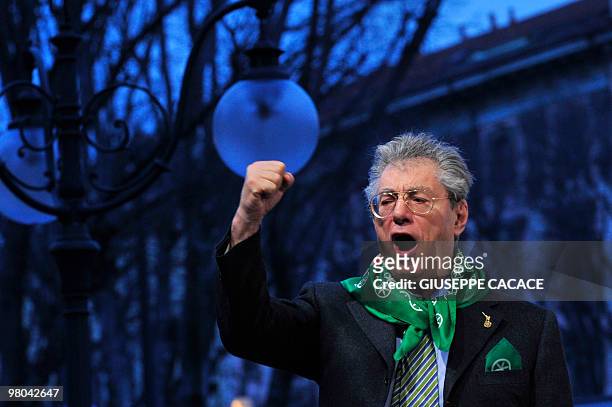 Italien Populist Northern League leader Umberto Bossi, delivers a speech during a rally in Milan on March 25, 2010. The elections in 13 of Italy's 20...