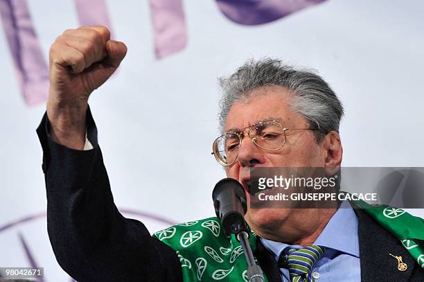 Italien Populist Northern League leader Umberto Bossi, delivers a speech during a rally in Milan on March 25, 2010. The elections in 13 of Italy's 20...