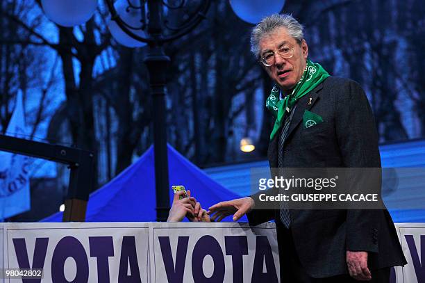 Italien Populist Northern League leader Umberto Bossi, poses after a speech during a rally in Milan on March 25, 2010. The elections in 13 of Italy's...