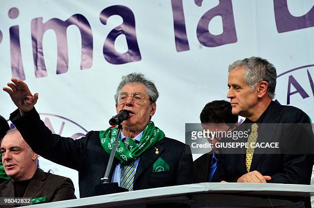 Italien Populist Northern League leader Umberto Bossi , delivers a speech with the head of the Lombardia region Roberto Formigoni during a...