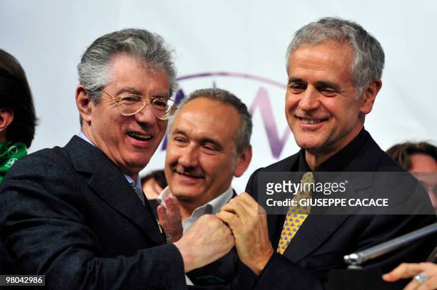 Italien Populist Northern League leader Umberto Bossi and head of the Lombardia region, Roberto Formigoni, attend a pre-electoral in Milan on March...