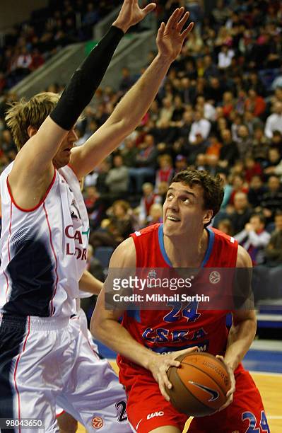 Sasha Kaun, #24 of CSKA Moscow competes with Tiago Splitter, #21 of Caja Laboral in action during the Euroleague Basketball 2009-2010 Play Off Game 2...