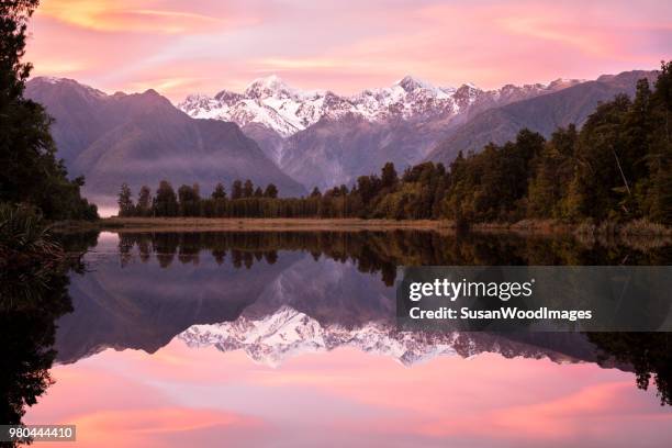 pink sunrise lake matheson, new zealand - lake matheson new zealand stock pictures, royalty-free photos & images