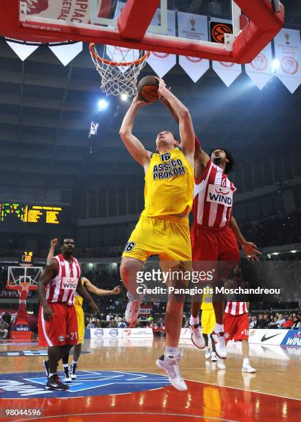Adam Lapeta of Asseco Prokom Gdynia competes with Josh Childress of Olympiacos Piraeus during the Euroleague Basketball 2009-2010 Play Off Game 2...