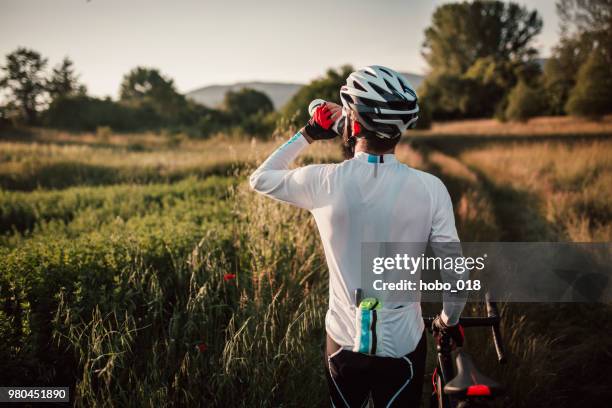 自転車ロングライド後休憩 - ロードバイク ストックフォトと画像