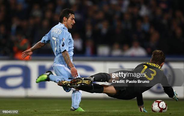 Alexander Manninger the goalkeeper of Juventus FC and Ezequiel Lavezzi of SSC Napoli in action during the Serie A match between SSC Napoli and...